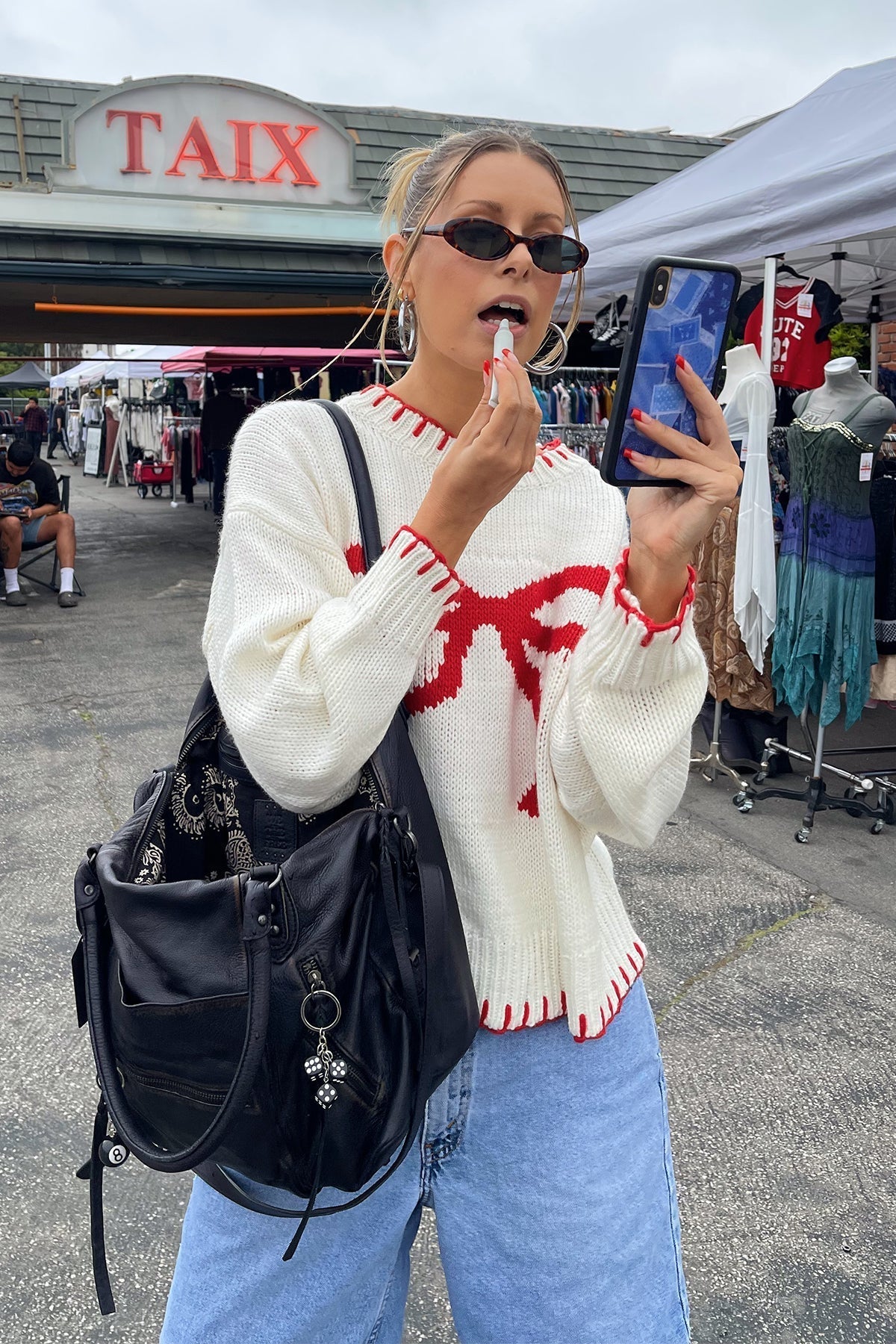 Verspielter Strick: Top mit roter Schleife