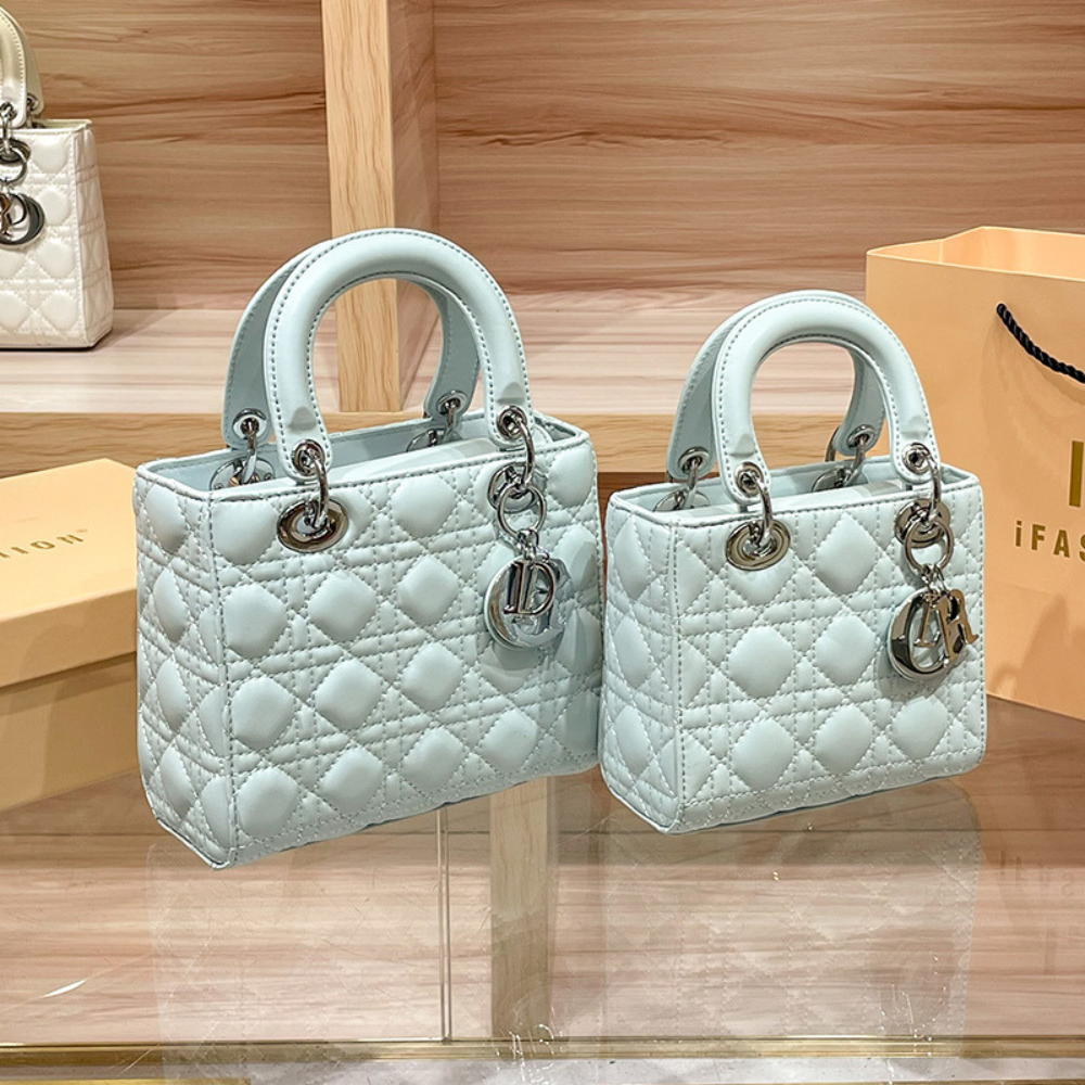 Elegante Quilted Handtasche mit Charm-Detail