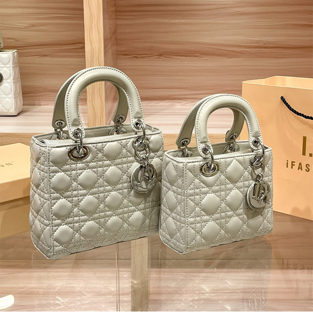 Elegante Quilted Handtasche mit Charm-Detail