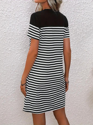 Gestuftes Kleid mit Herz-Detail
