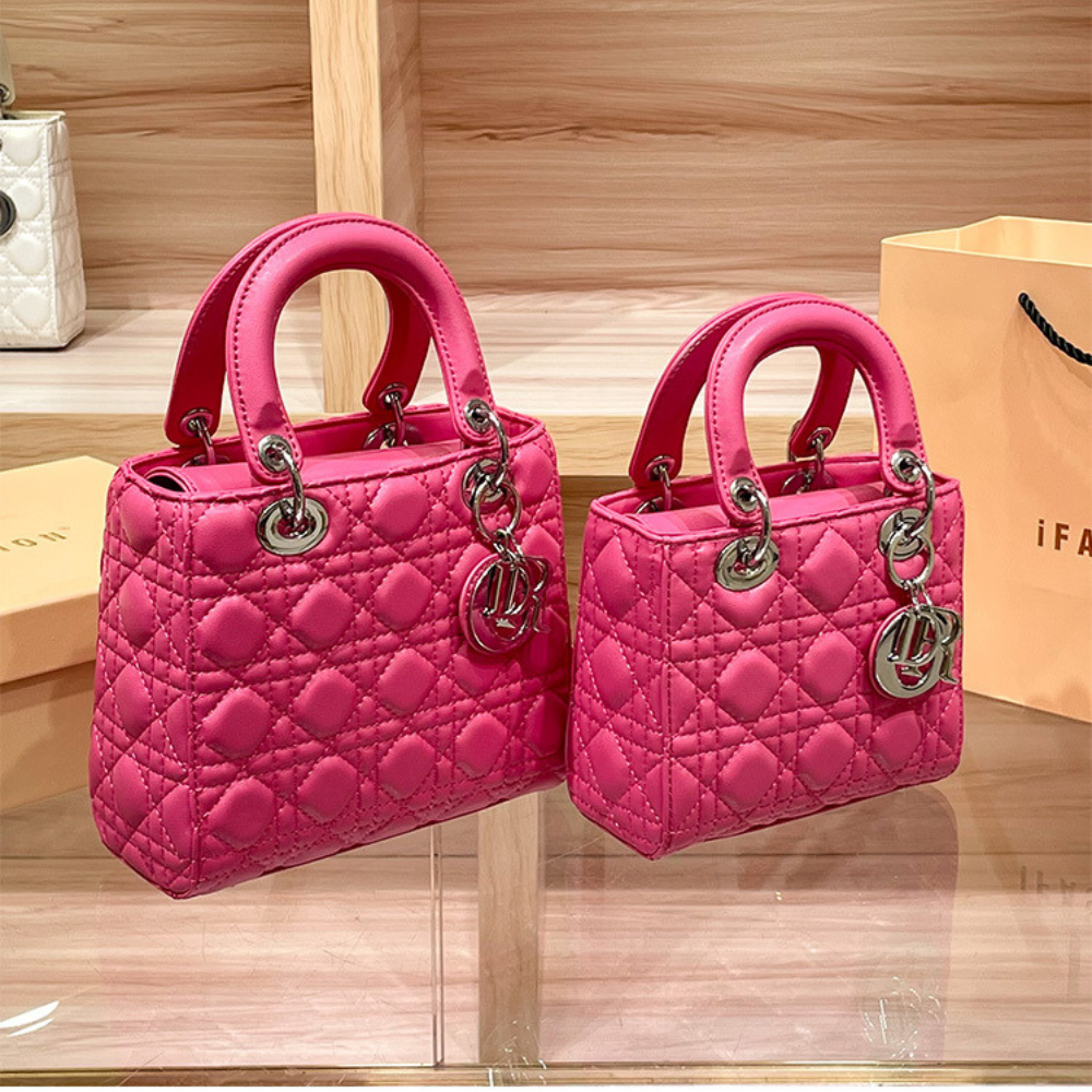 Elegante Quilted Handtasche mit Charm-Detail