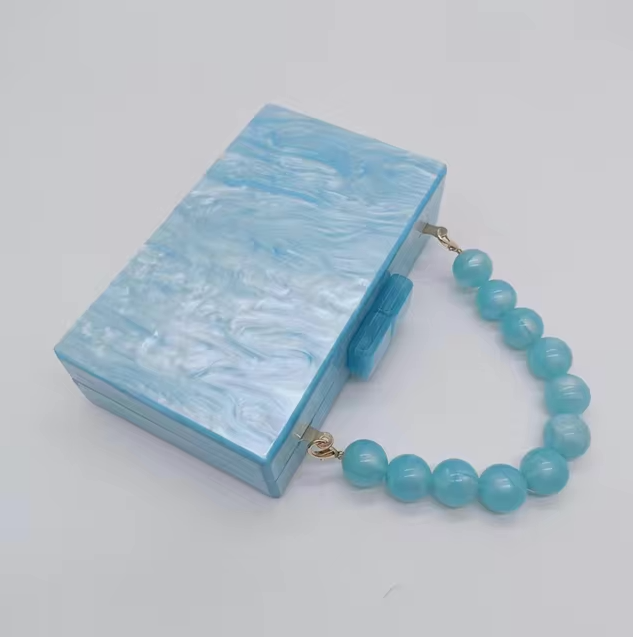 Elegante Clutch mit Perlen-Henkel