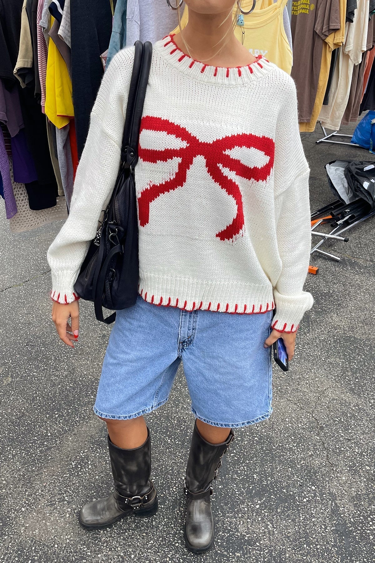 Verspielter Strick: Top mit roter Schleife