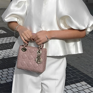 Elegante Quilted Handtasche mit Charm-Detail