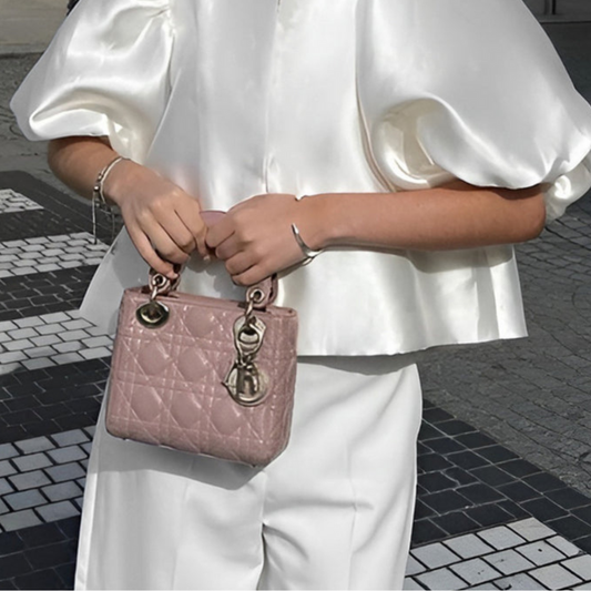 Elegante Quilted Handtasche mit Charm-Detail
