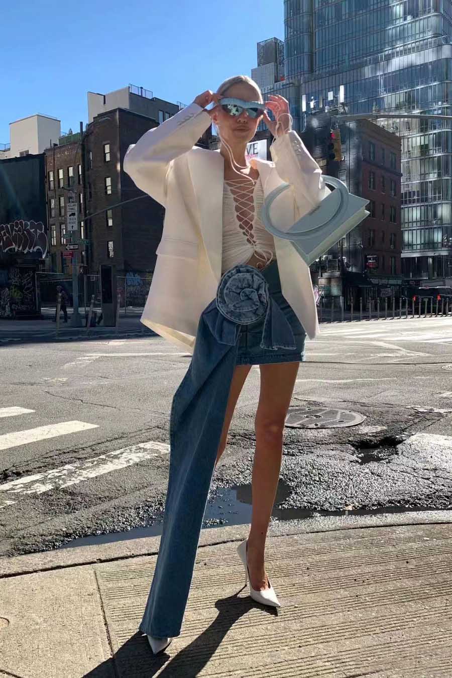 Asymmetrischer Minirock mit Blumenapplikation