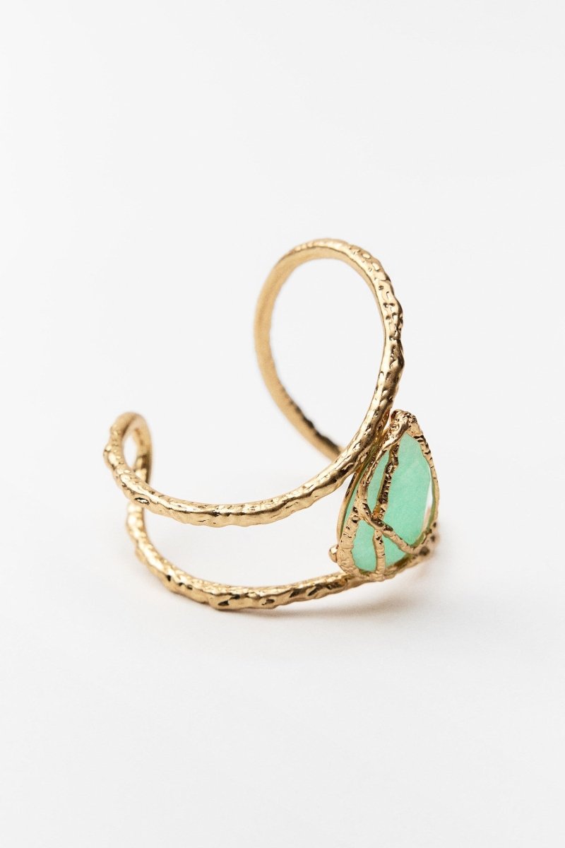 Gehämmerter Armreif mit ovalem Schmuckstein