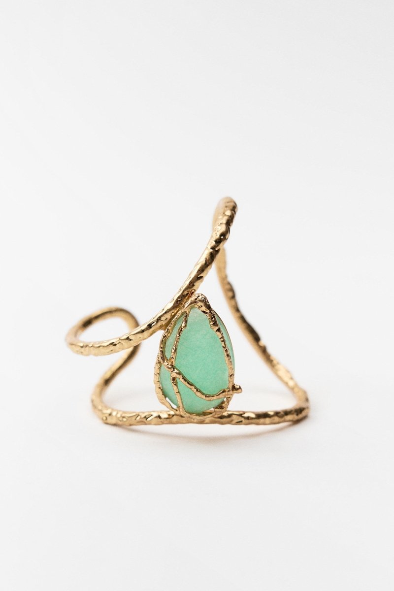 Gehämmerter Armreif mit ovalem Schmuckstein