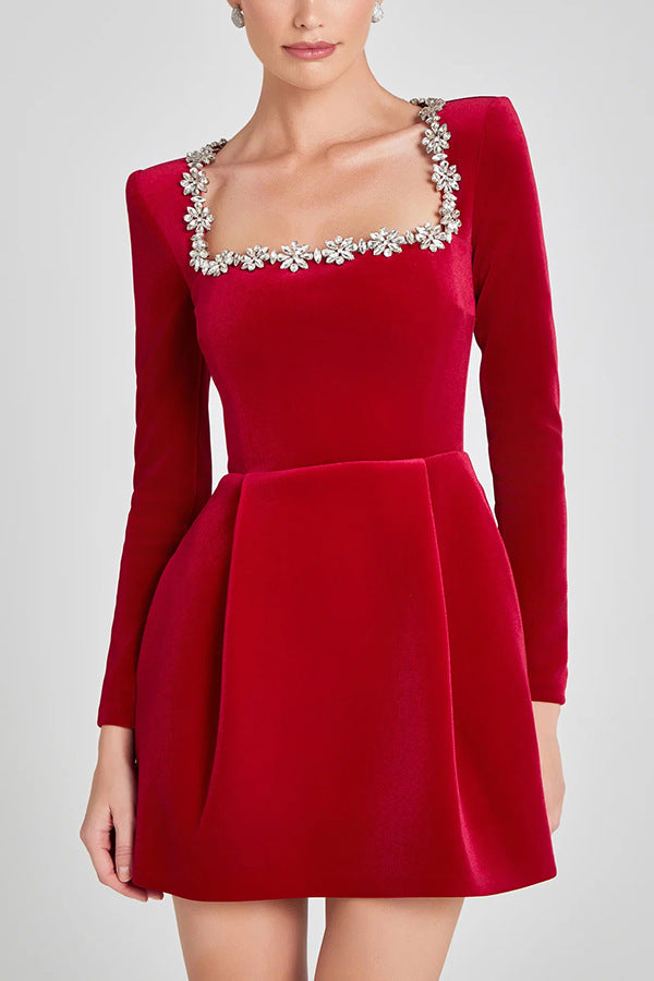 Elegantes Kleid mit Schmuckdetails