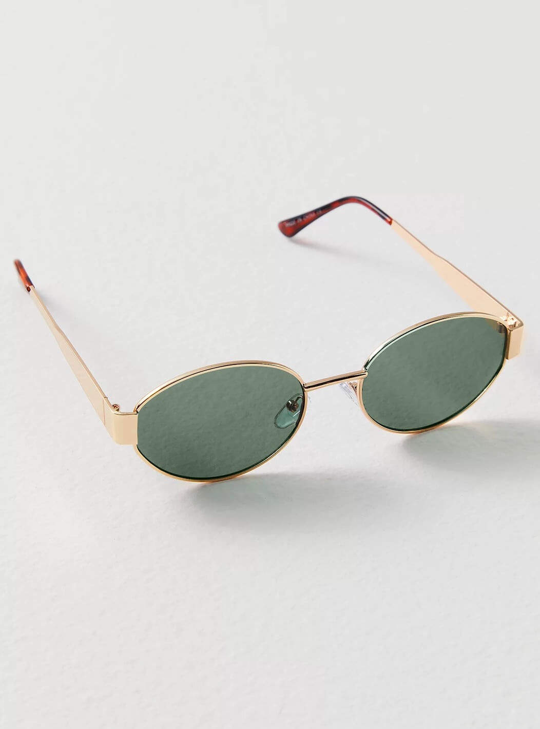 Moderne Sonnenbrille mit ovalen Gläsern