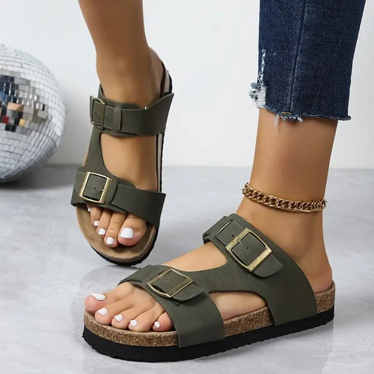 Stilvolle Sandalen mit doppelten Schnallen