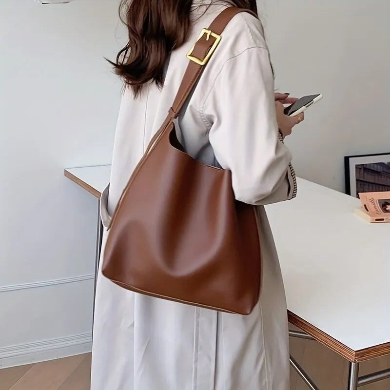 Moderne Handtasche mit minimalistischen Akzenten