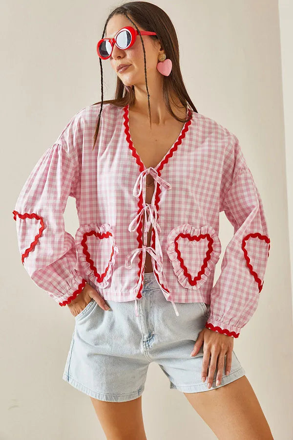 Damen Bluse – Gingham, Herz-Taschen, Bindedetail, Roter Saum, Langarm-83307-46b921e5-1973-4a0a-80f1-5af596246534