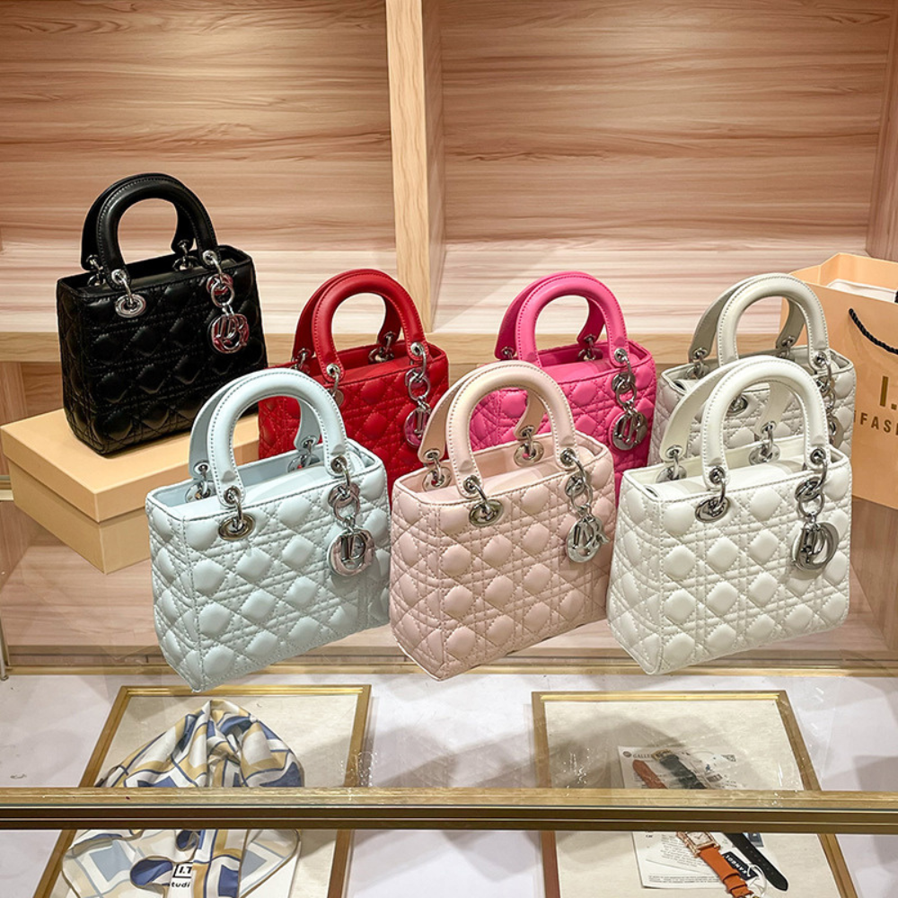 Elegante Quilted Handtasche mit Charm-Detail