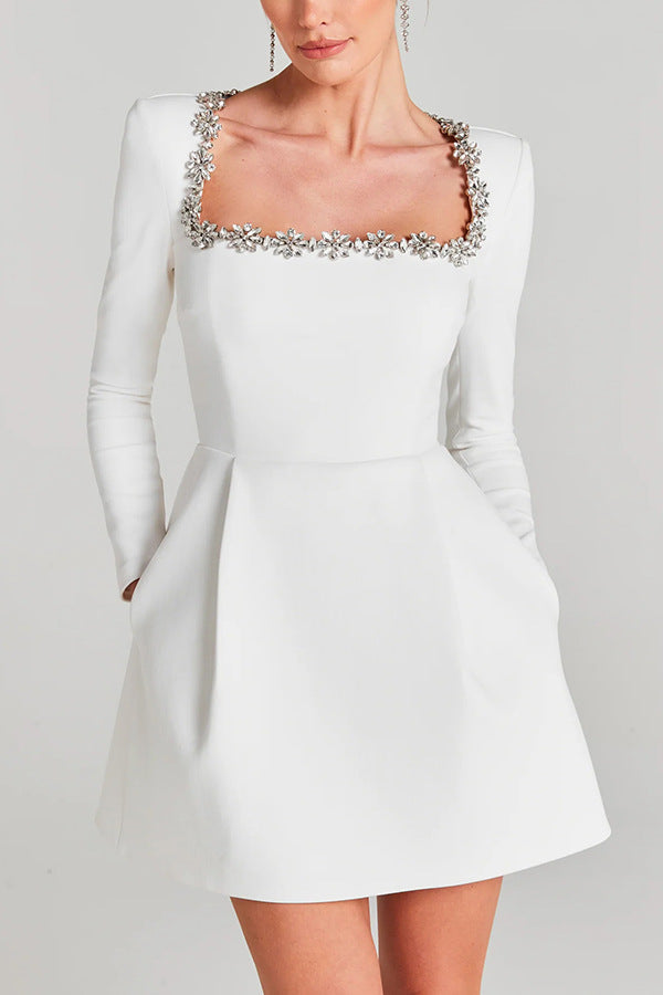 Elegantes Kleid mit Schmuckdetails