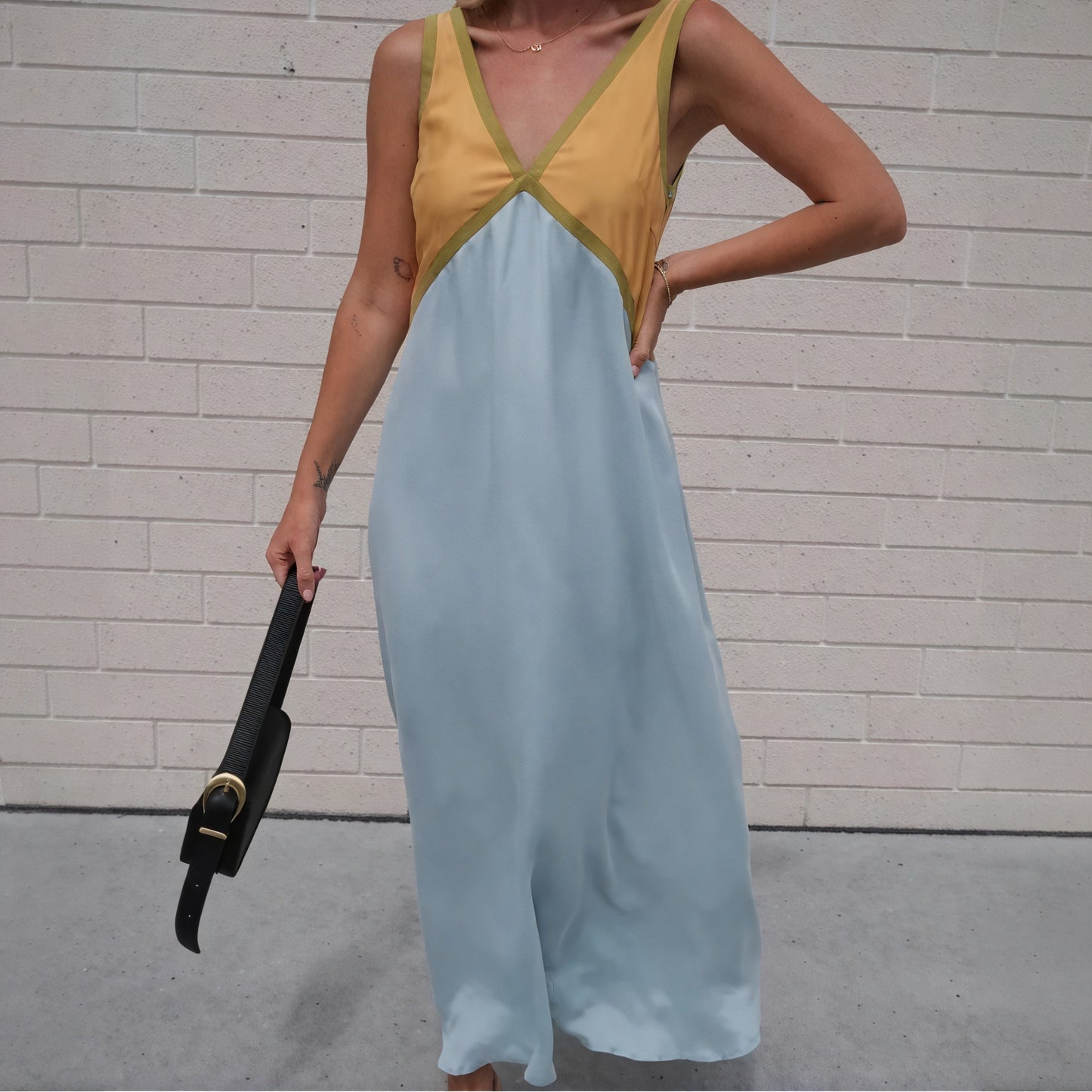 Fließendes Kleid mit Farbblockdesign