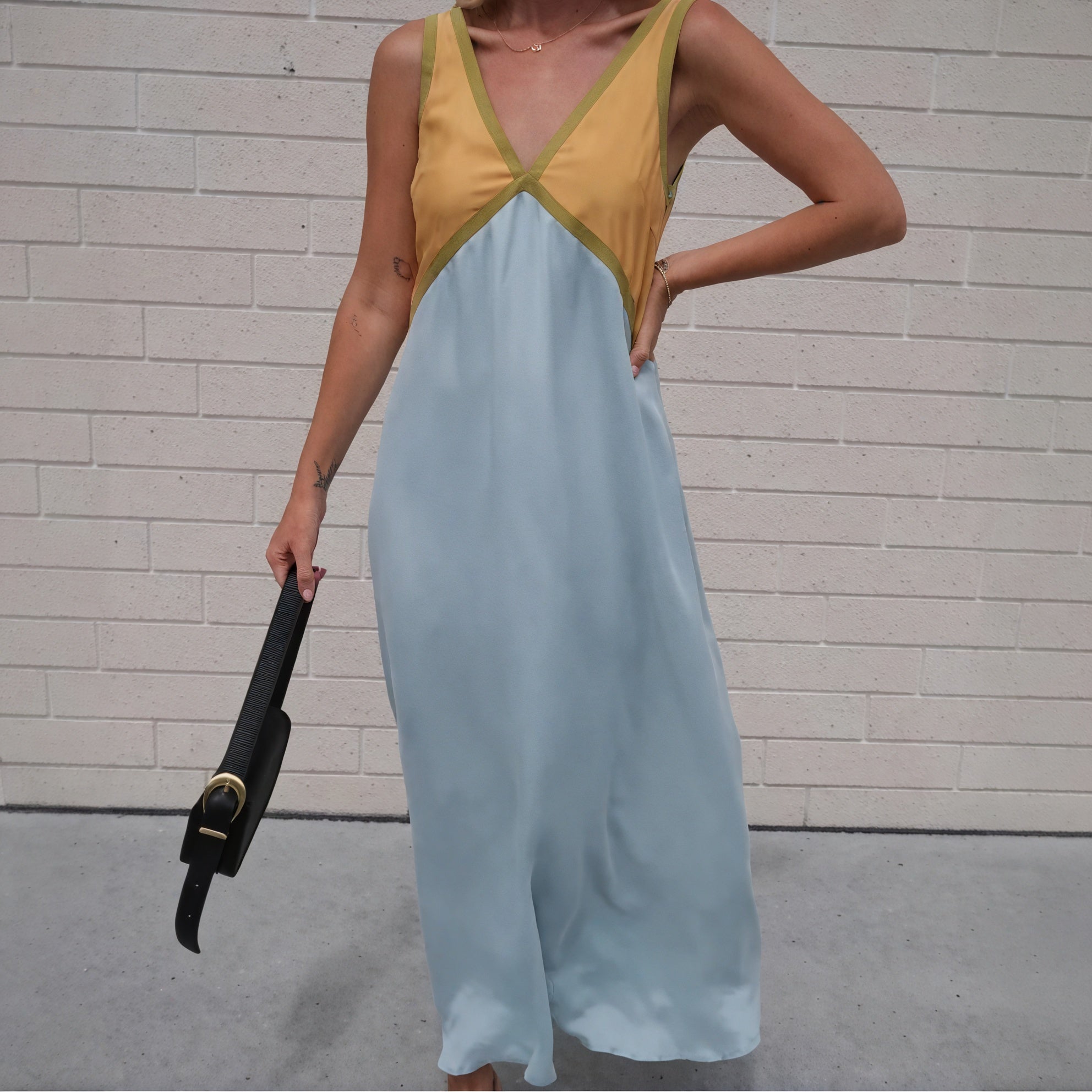 Fließendes Kleid mit Farbblockdesign
