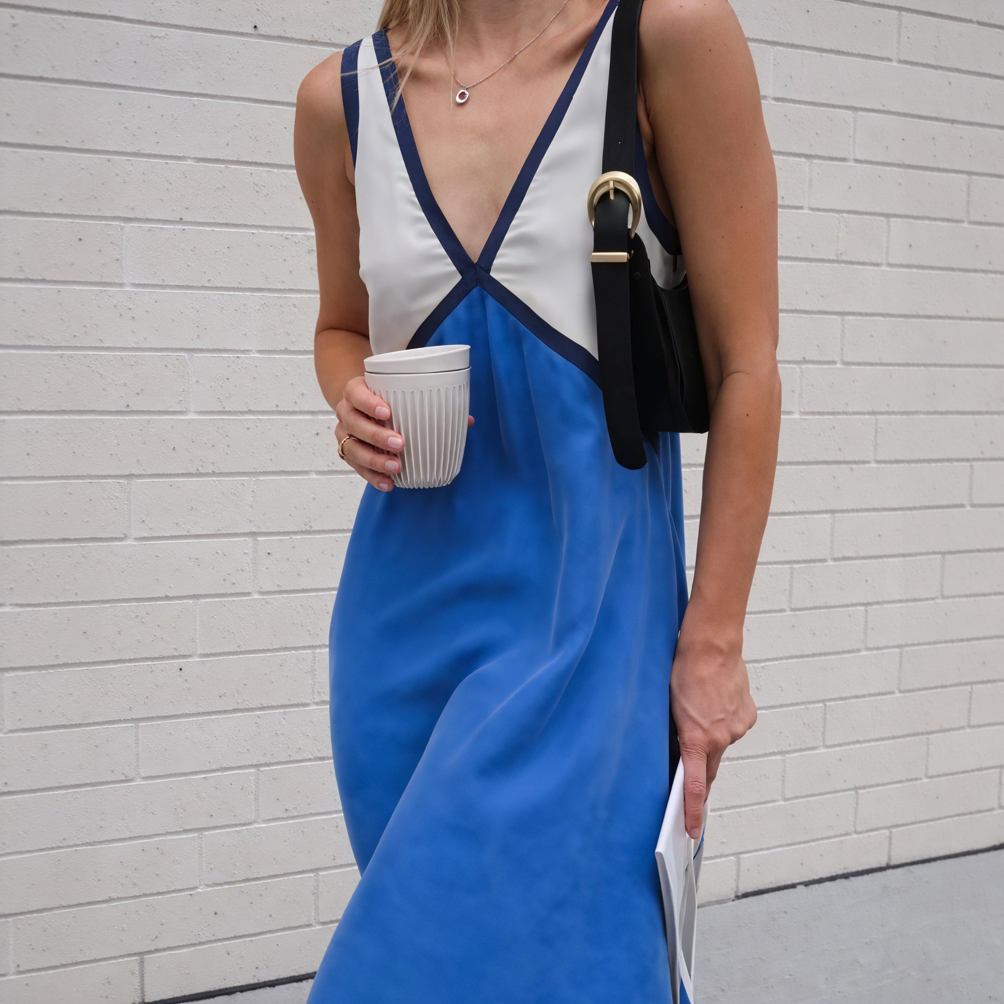 Fließendes Kleid mit Farbblockdesign