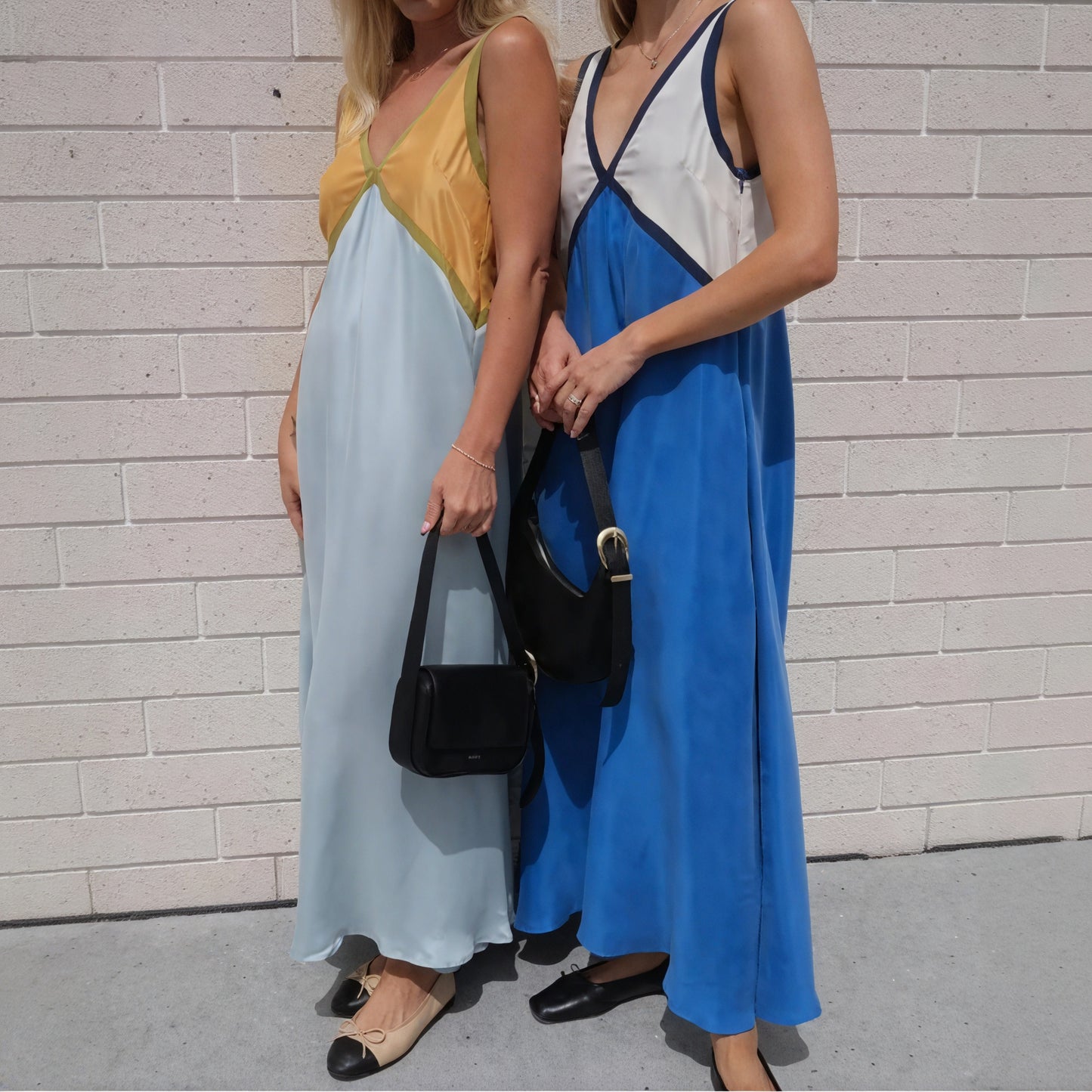 Fließendes Kleid mit Farbblockdesign