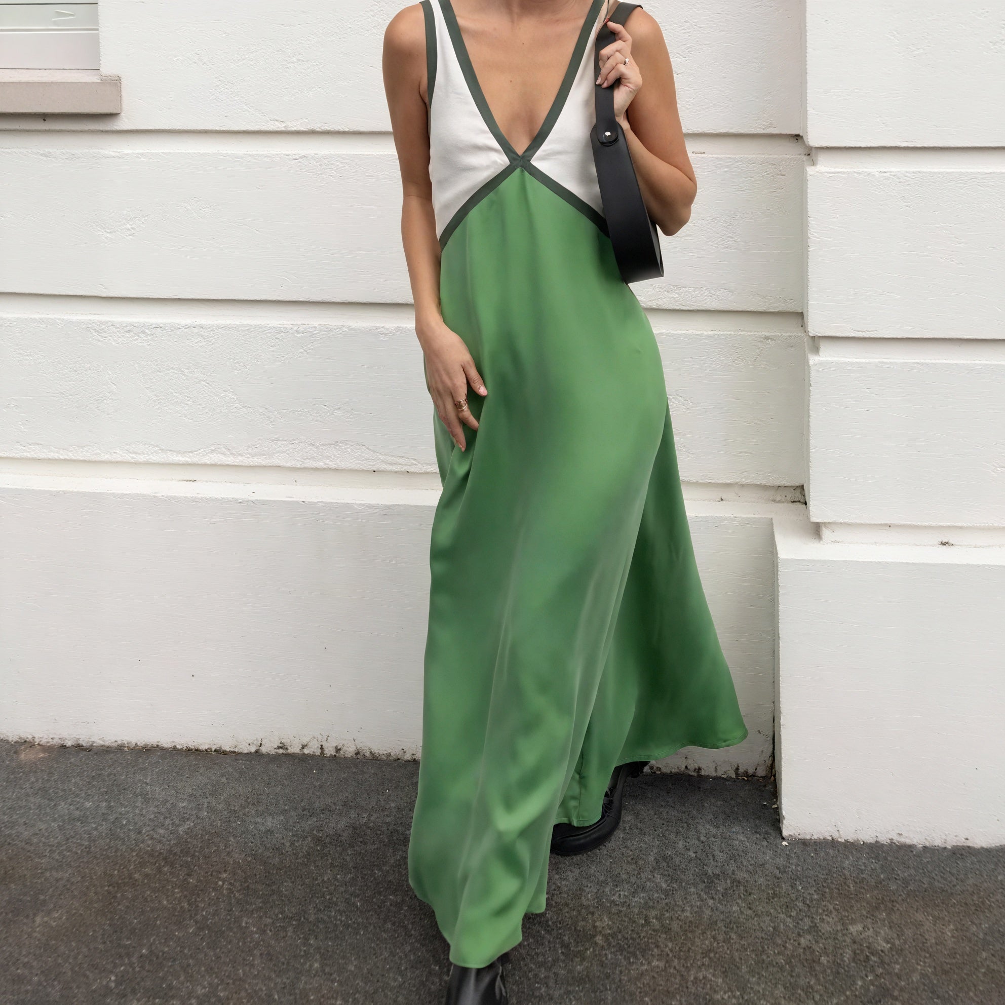 Fließendes Kleid mit Farbblockdesign