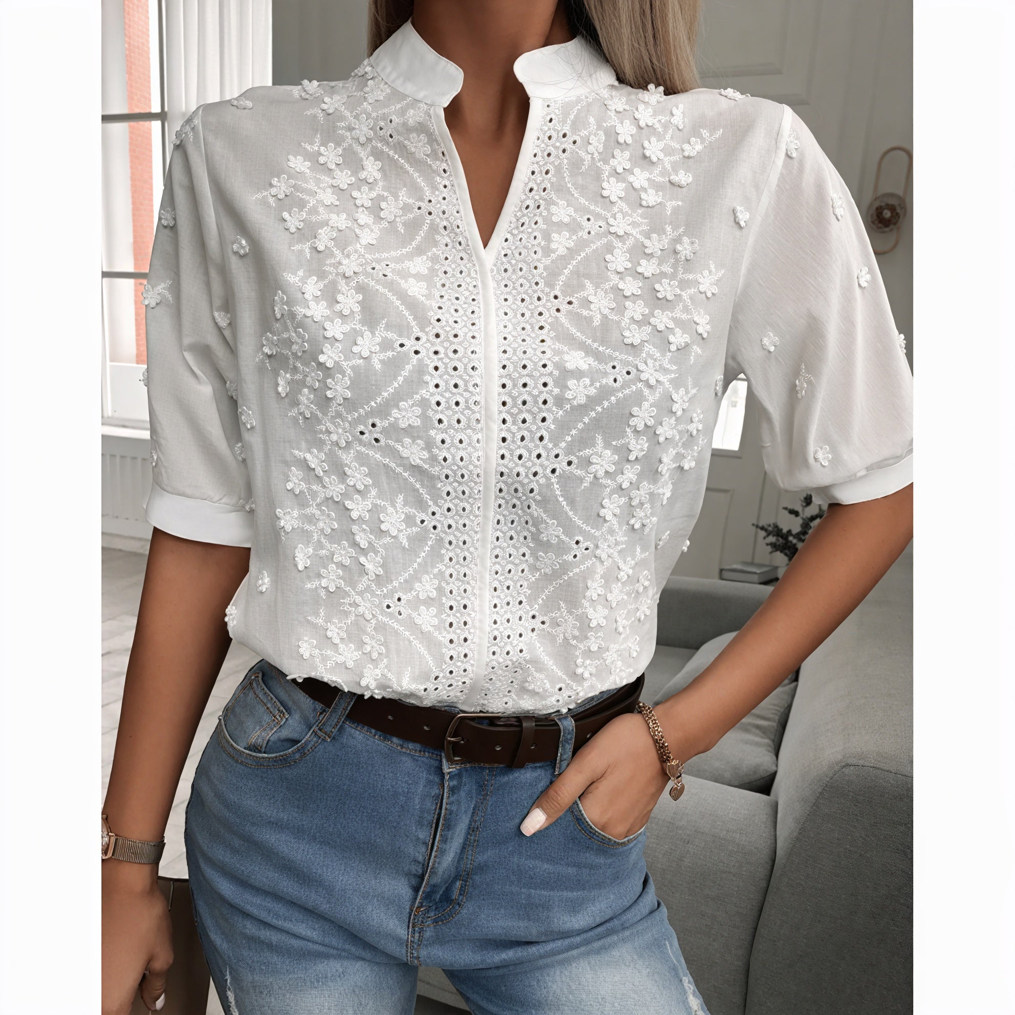Verspielte Bluse mit floralen Details