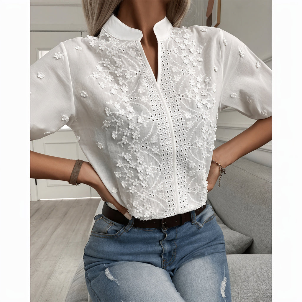 Verspielte Bluse mit floralen Details