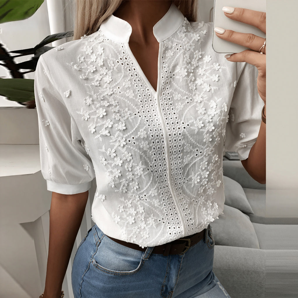 Verspielte Bluse mit floralen Details
