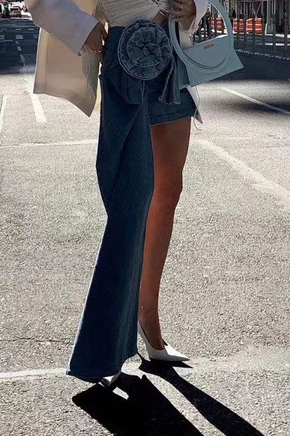 Asymmetrischer Minirock mit Blumenapplikation