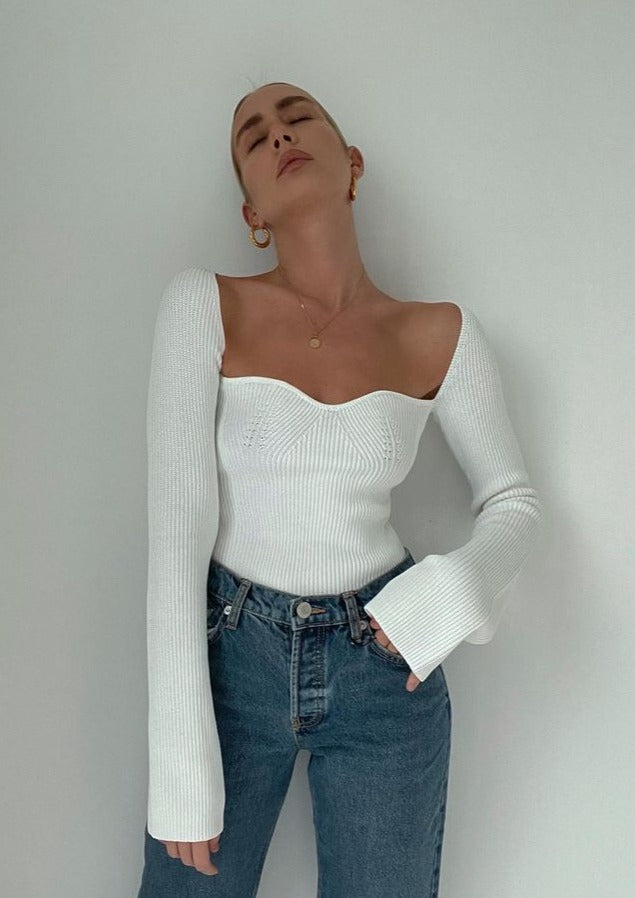 Figurbetontes Rippstrick-Top mit asymmetrischem Saum