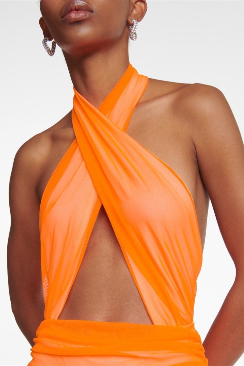 Fließendes Kleid mit Halterkragen