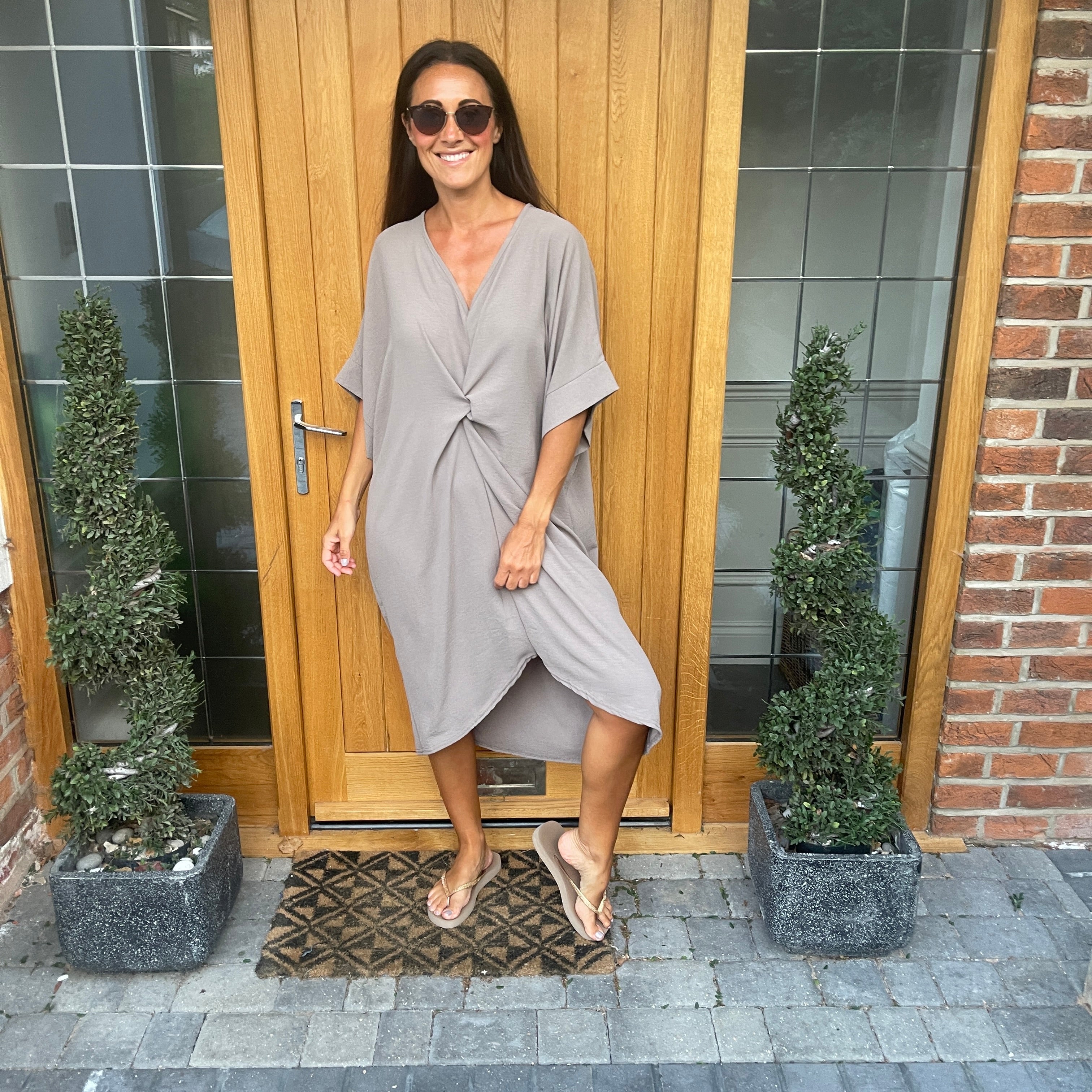 Fließendes Kleid mit raffinierten Details