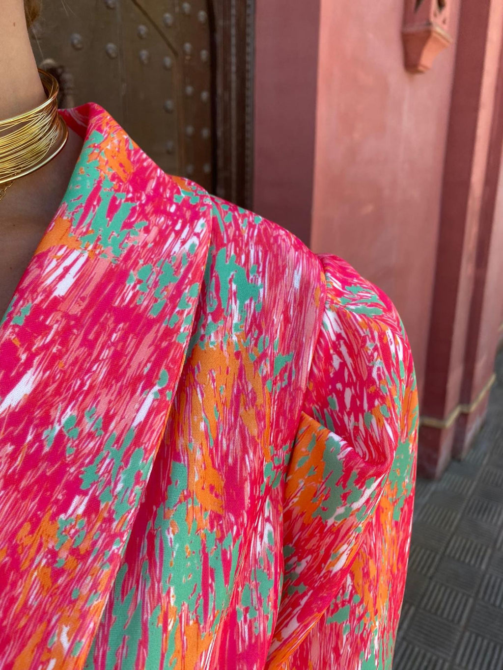 Abstrakter Print Romper mit Wickeldesign