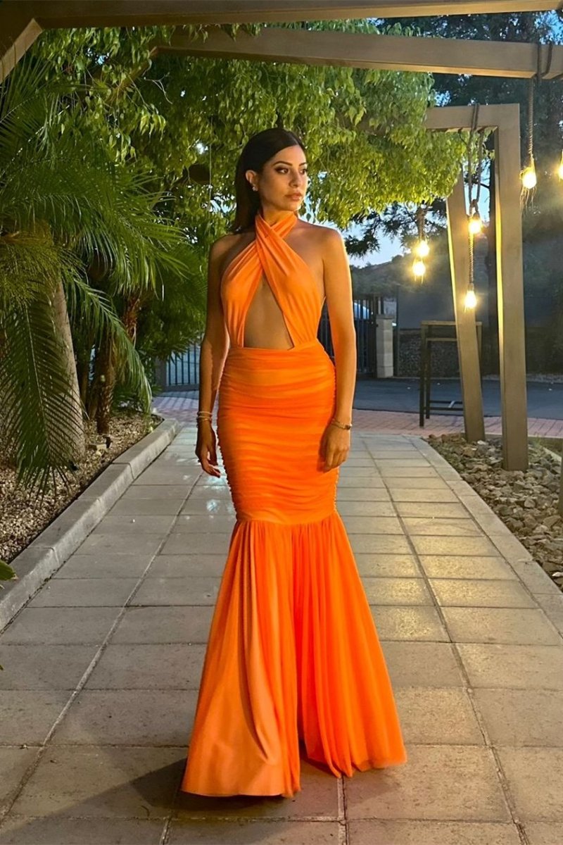 Fließendes Kleid mit Halterkragen