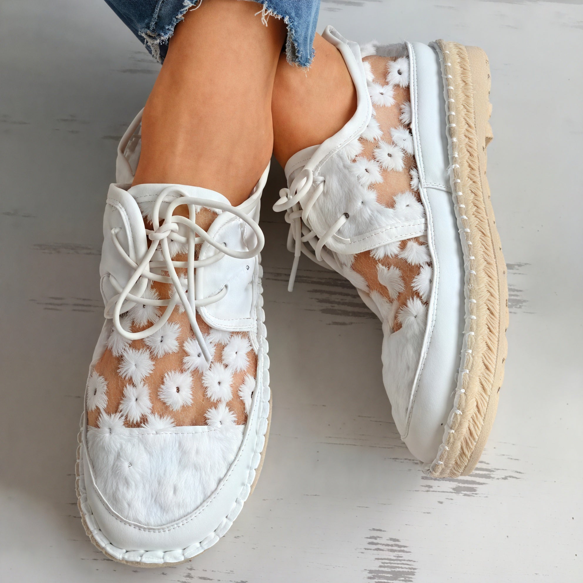 Florale Mesh-Sneakers mit zarter Stickerei