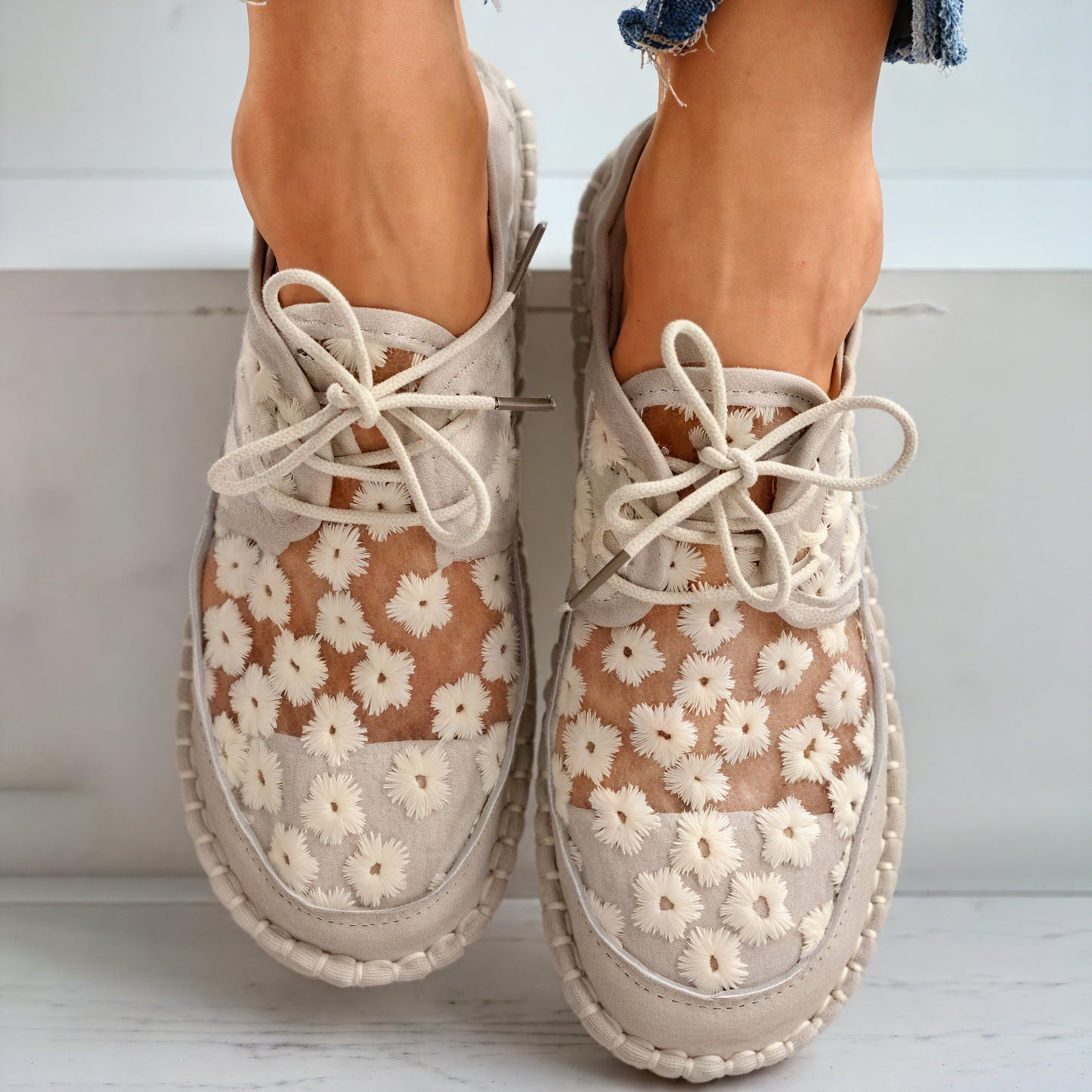 Florale Mesh-Sneakers mit zarter Stickerei