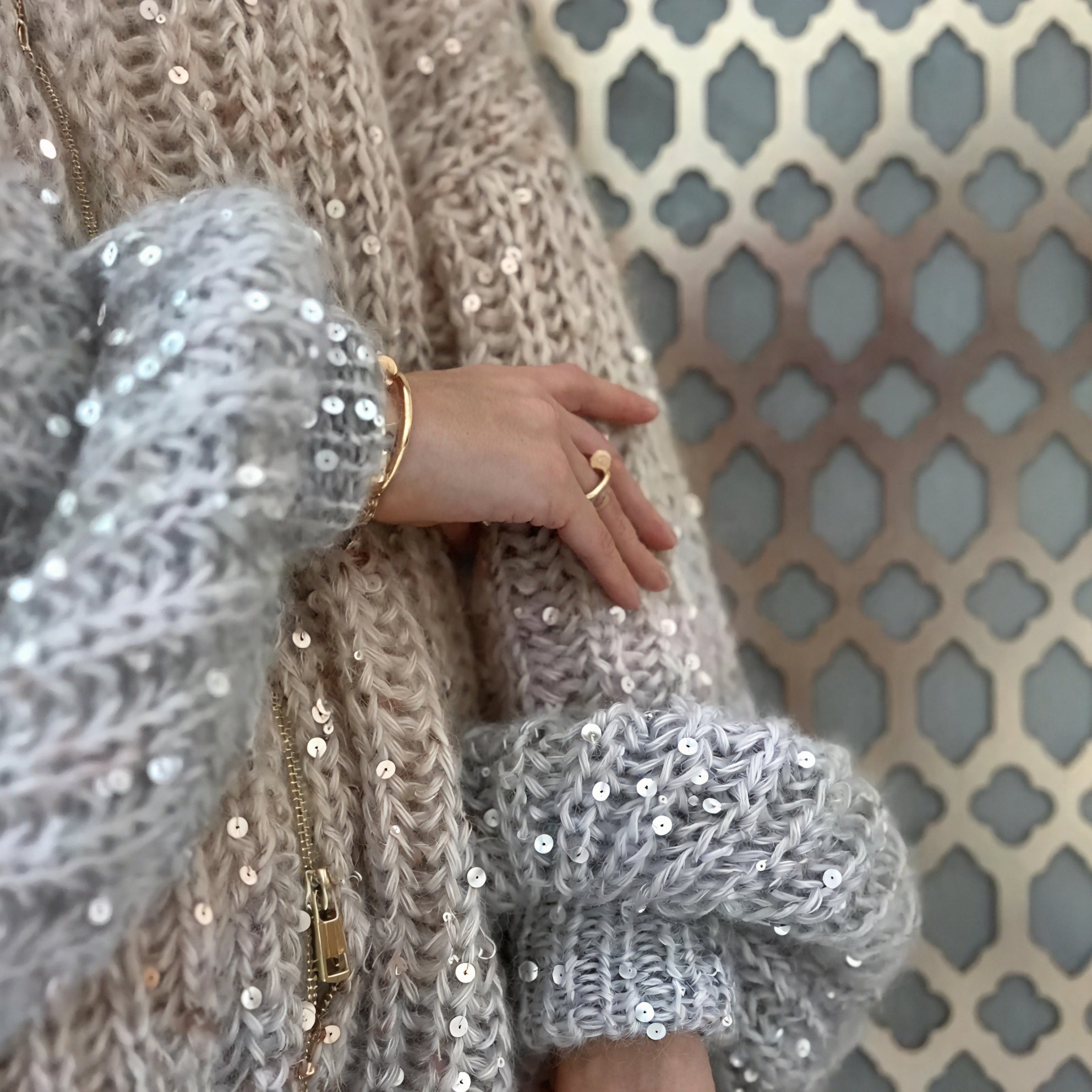 Elegantes Maxikleid mit Strickjacke