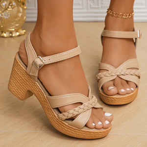 Wedge Sandalen mit geflochtenem Detail