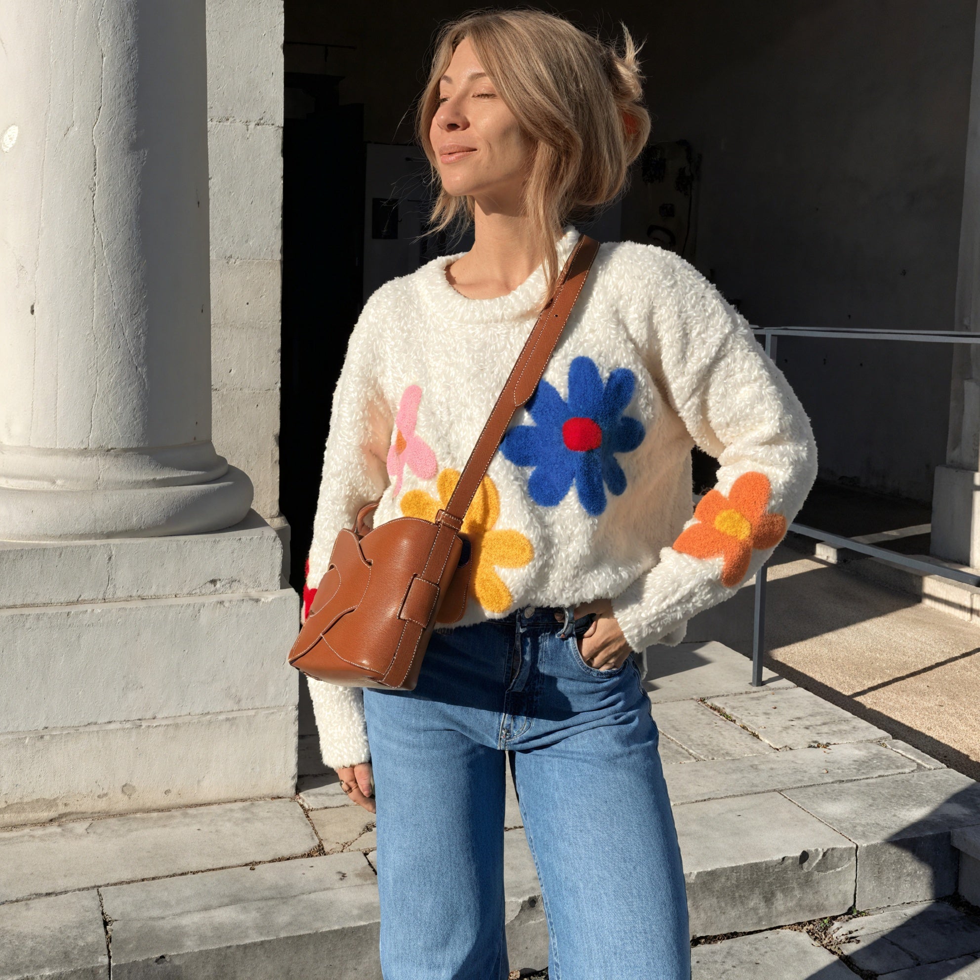 Verspielter Oversized Sweater mit Blumenapplikationen