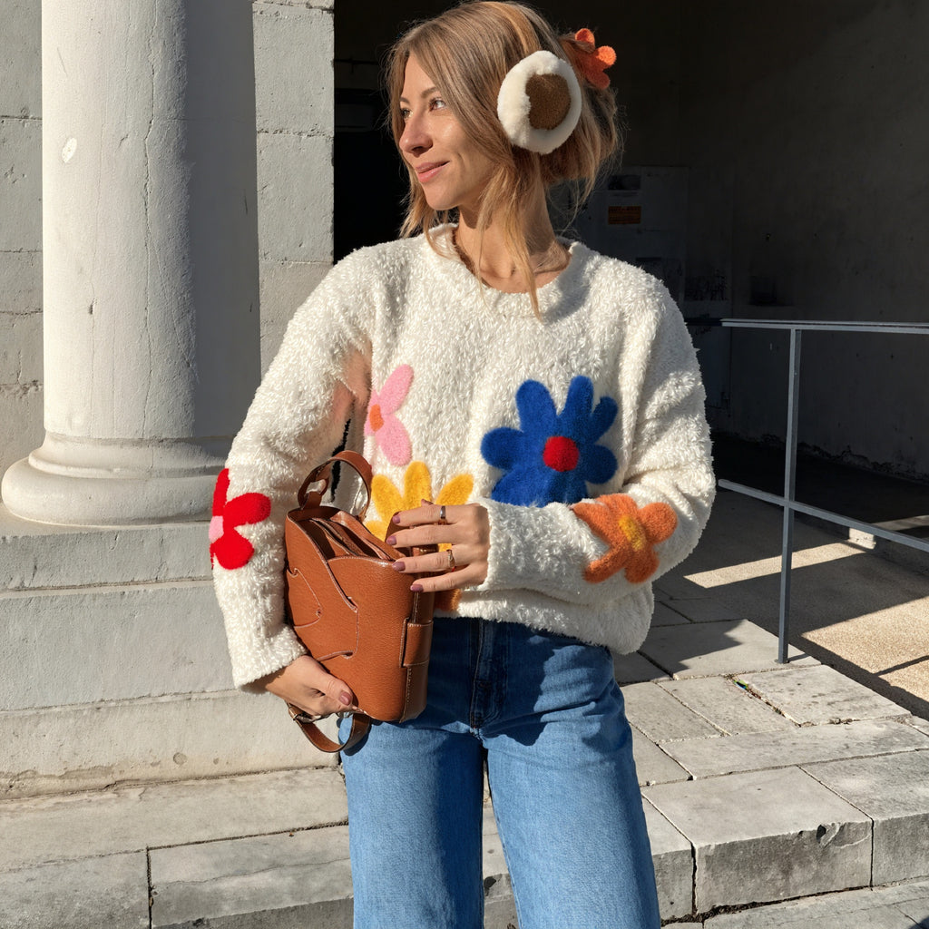 Verspielter Oversized Sweater mit Blumenapplikationen