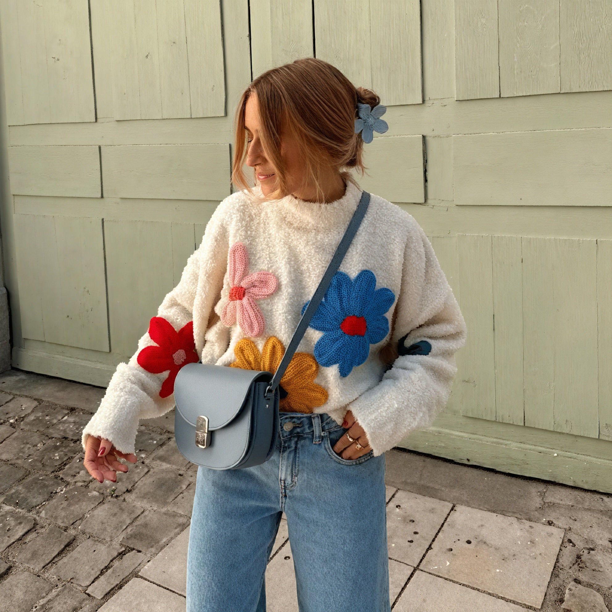 Verspielter Oversized Sweater mit Blumenapplikationen
