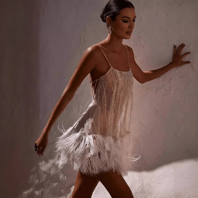 Verspieltes Abendkleid mit Federdetails