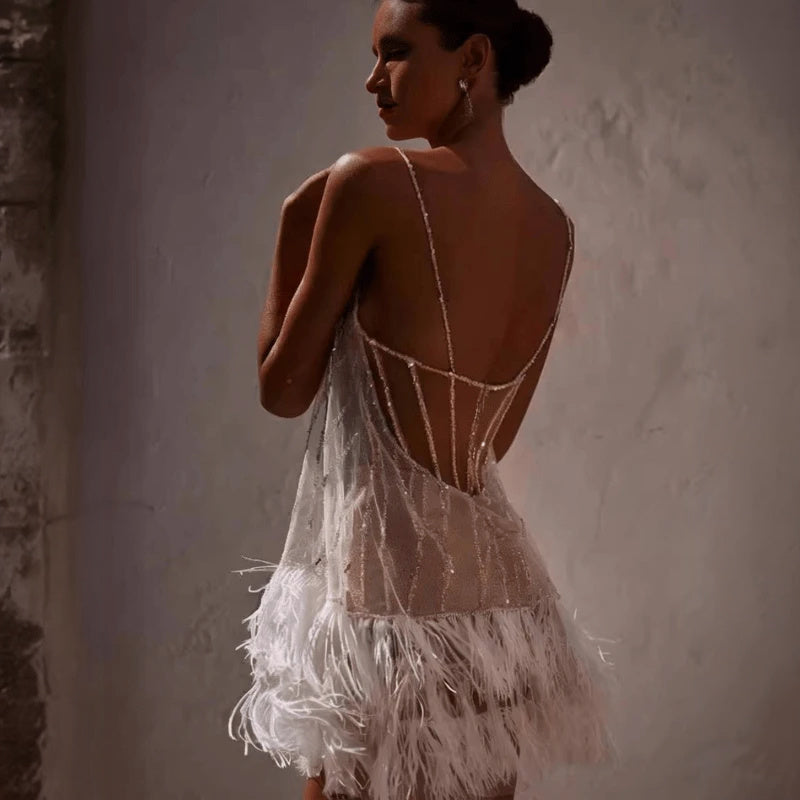 Verspieltes Abendkleid mit Federdetails