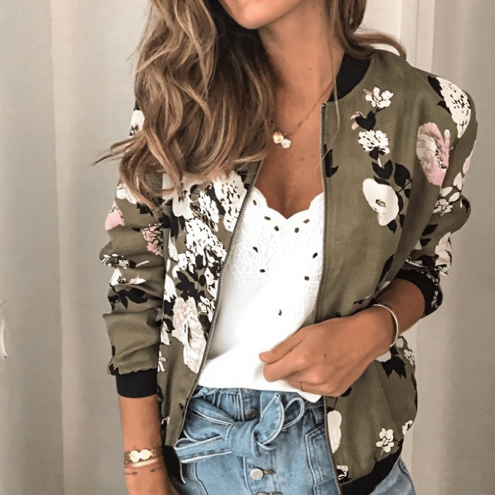 Stylische Bomberjacke mit floralem Print