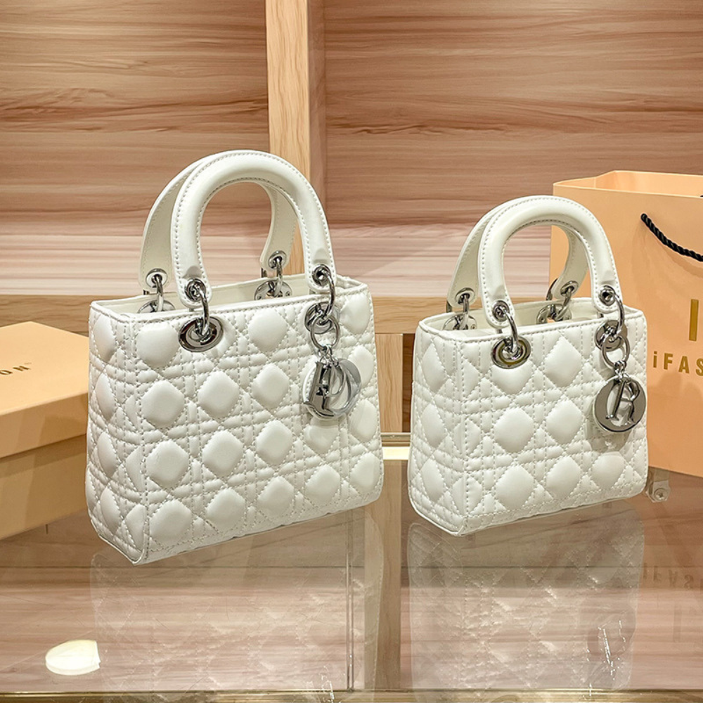 Elegante Quilted Handtasche mit Charm-Detail
