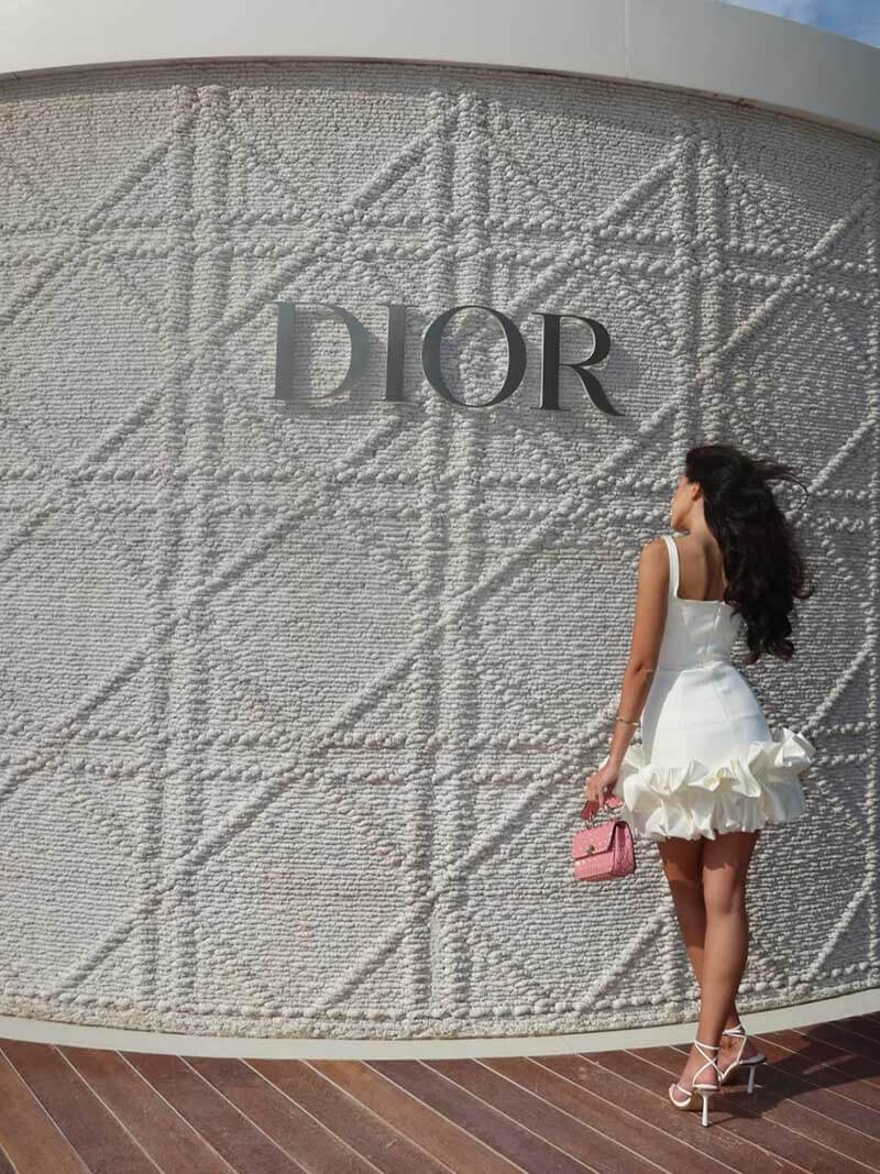 Verspieltes Mini-Kleid mit Rüschensaum