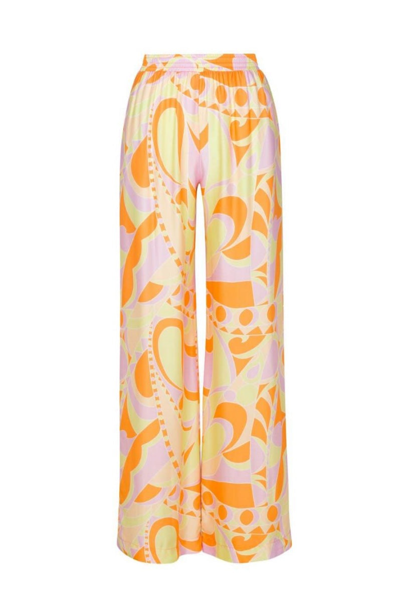 Geometrisches Ensemble mit fließendem Schnitt