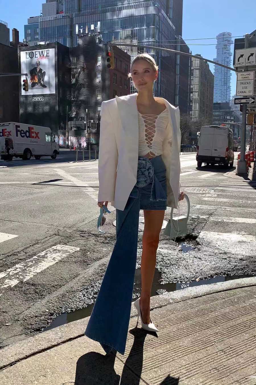 Asymmetrischer Minirock mit Blumenapplikation