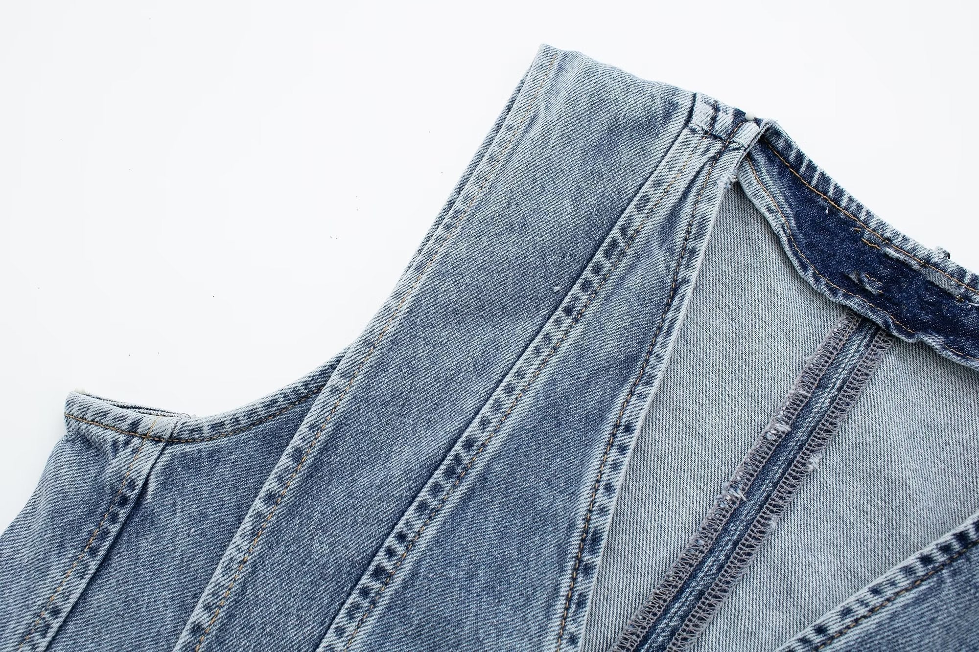 Taillierte Denim Weste mit V-Ausschnitt