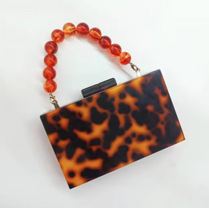Elegante Clutch mit Perlen-Henkel