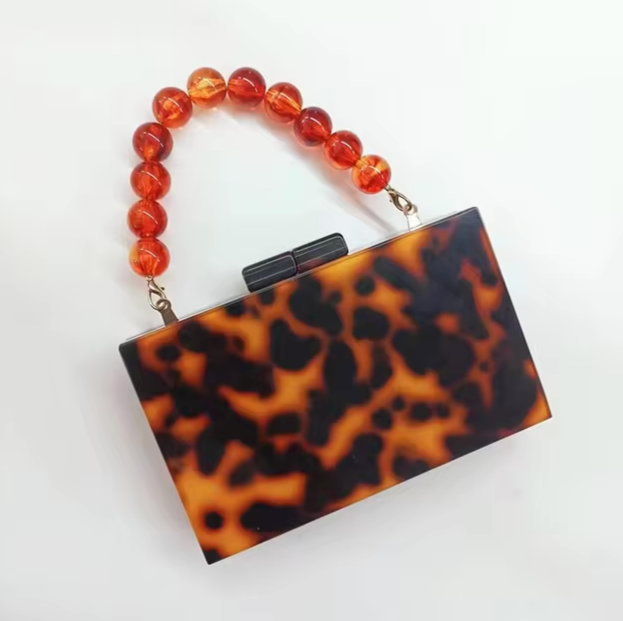 Elegante Clutch mit Perlen-Henkel